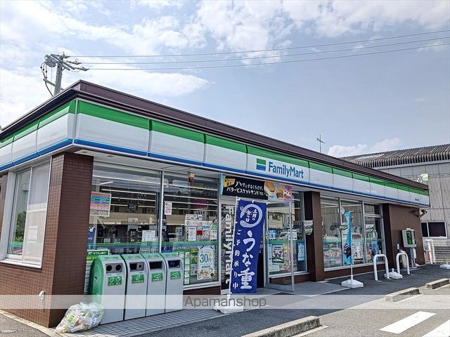 コンビニ　ファミリーマート（コンビニ）まで881m