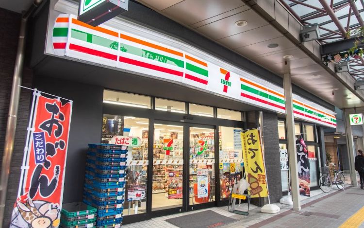 コンビニ　セブンイレブン江東亀戸4丁目店（コンビニ）まで331m