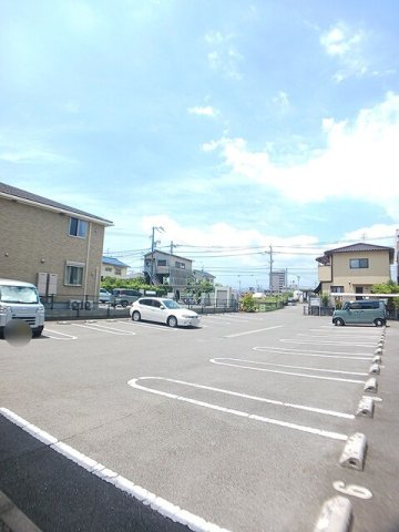 駐車場　駐車場があるので、車を買う予定の方も安心です