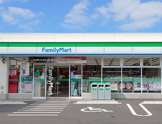 コンビニ　ファミリーマート（コンビニ）まで400m