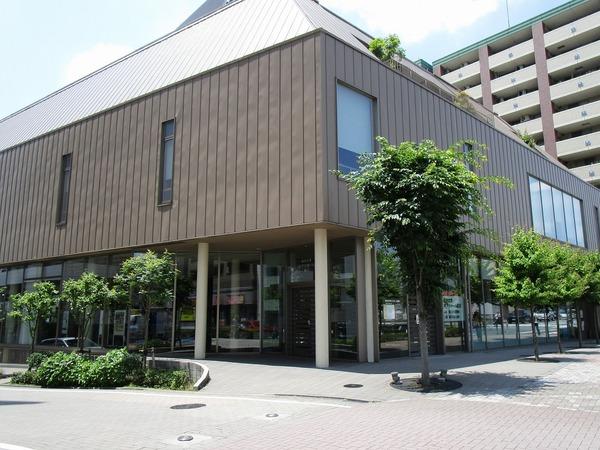 図書館　町田市立鶴川駅前図書館（図書館）まで463m