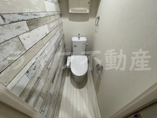 トイレ　落ち着いた色調のトイレです