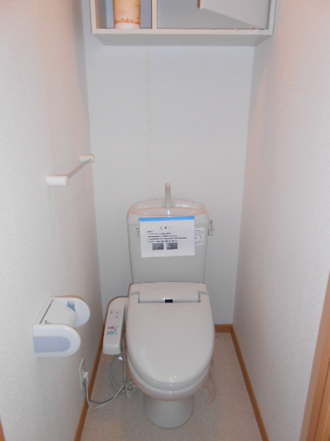 トイレ　温水洗浄便座完備・小物収納棚有り
