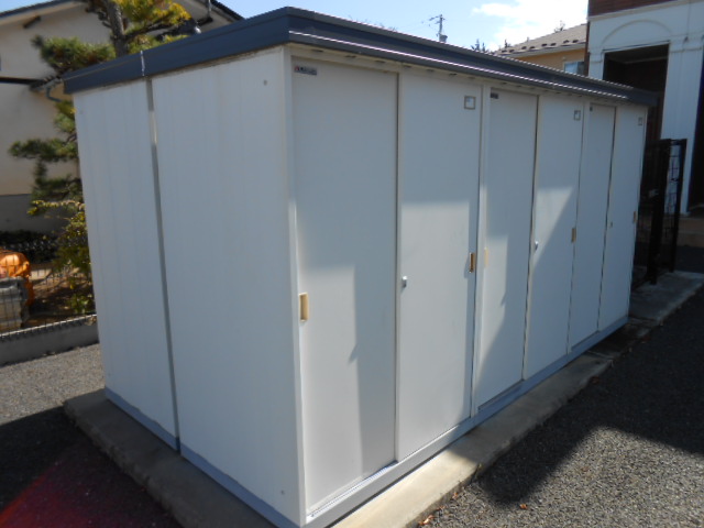バルコニー　各戸個別の屋外物置完備（冬用タイヤ等収納可能）