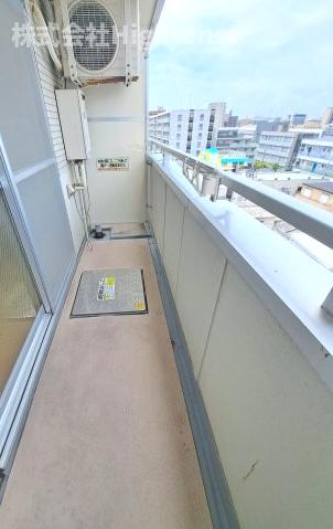 バルコニー　暖かな日差しのふりそそぐバルコニー