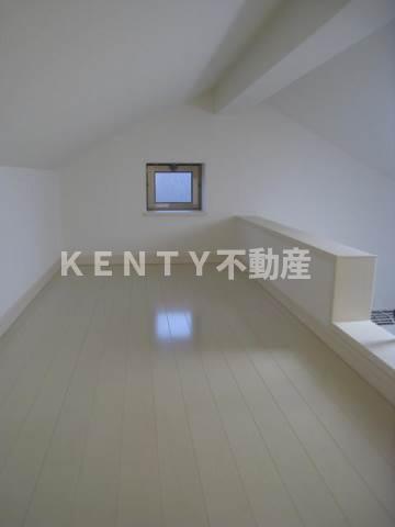 その他部屋・スペース　開放的な寝室です