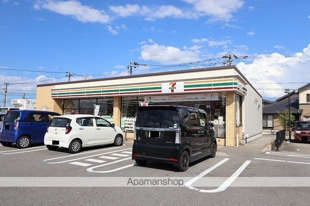 コンビニ　セブンイレブン（コンビニ）まで304m