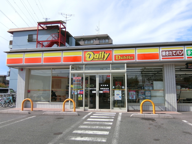 コンビニ　デイリーヤマザキ足立谷在家月の友店（コンビニ）まで527m