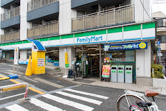 コンビニ　ファミリーマート 牛込柳町駅前店（コンビニ）まで199m