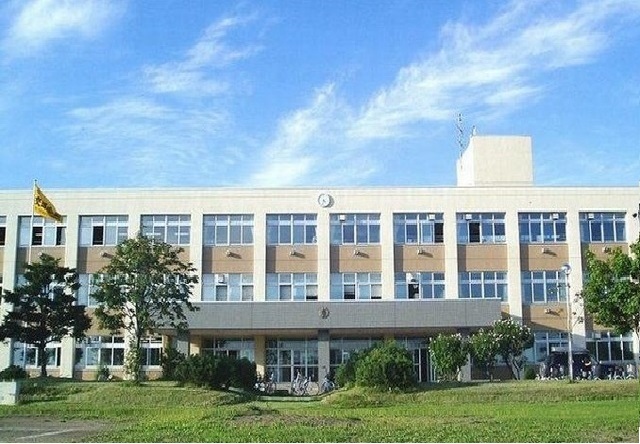 中学校　美唄市立美唄中学校（中学校）まで1500m
