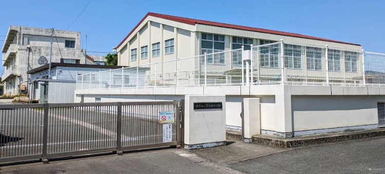 小学校　袋井市立袋井西小学校（小学校）まで566m