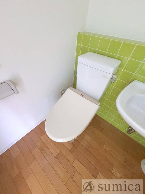 トイレ　人気アイテムの温水洗浄便座。清潔感のあるトイレです。