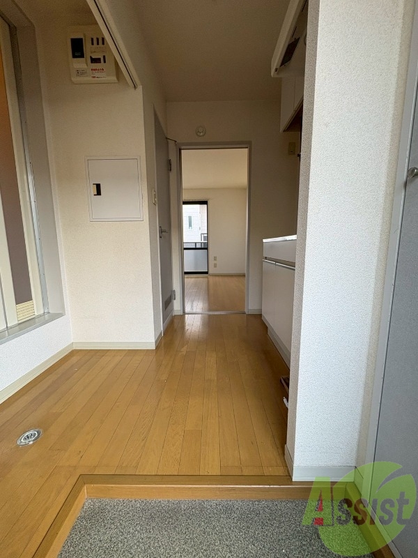 玄関　玄関口が広く、来客時や荷物の持ち運びの際に快適です。