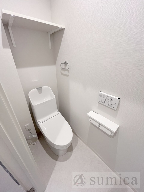 トイレ　人気アイテムの温水洗浄便座。清潔感のあるトイレです。
