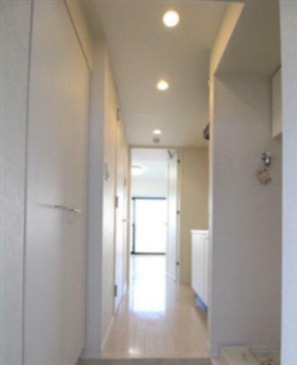 玄関　※反転タイプのお部屋の写真を使用しています。