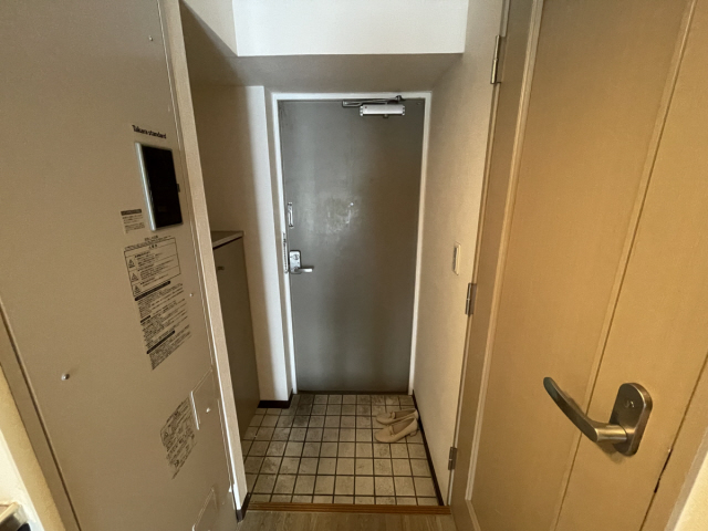 玄関　写真は同マンションの他のお部屋のものです
