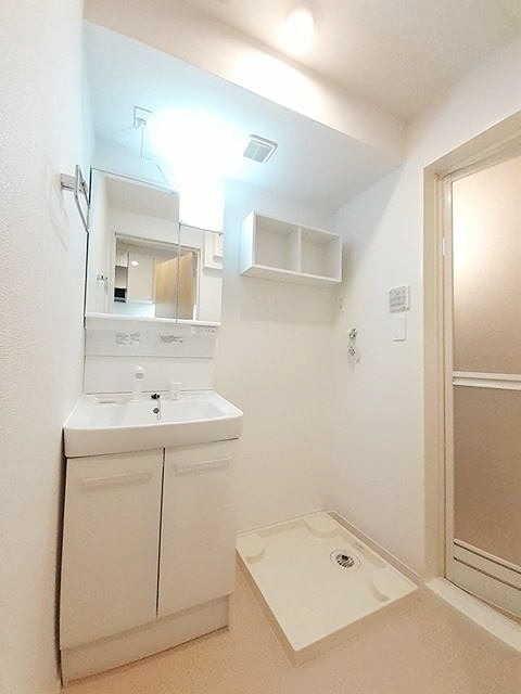 洗面設備　収納棚もあります。