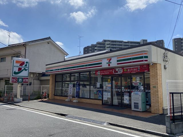 コンビニ　セブンイレブン足立中川1丁目店（コンビニ）まで256m