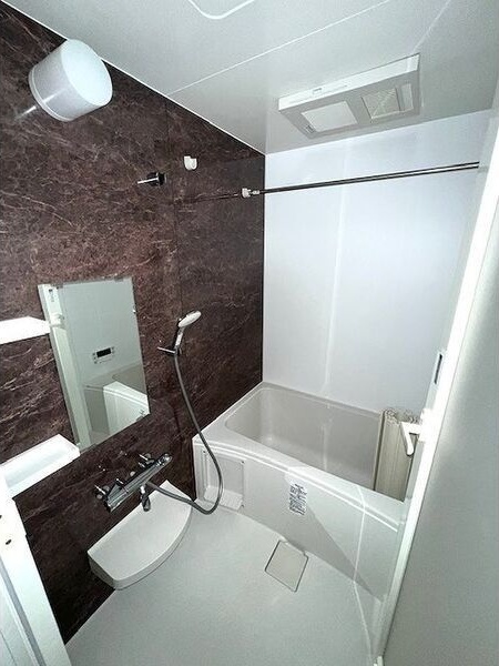 バス・シャワールーム　※写真は同じマンションの違う部屋のものになります。
