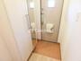 玄関　背の高い下駄箱には鏡付きで身だしなみチェック。