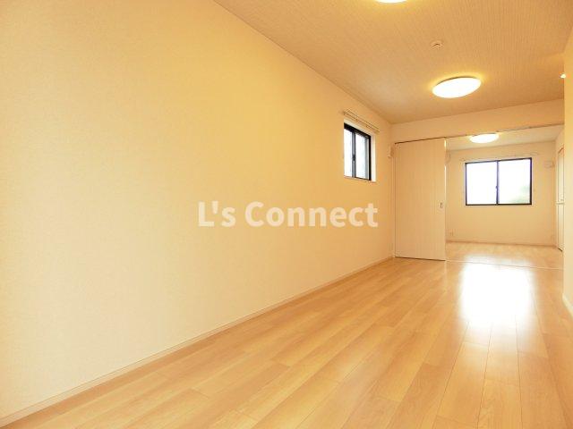 居室・リビング　角部屋で２面に窓があります。