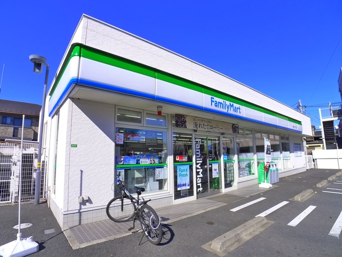 コンビニ　ファミリーマート（コンビニ）まで470m