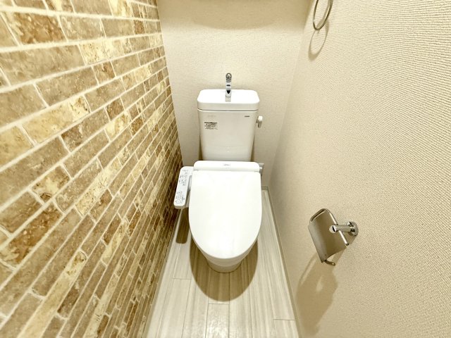 トイレ　温水洗浄便座付きのトイレです♪