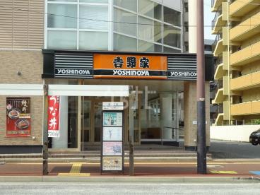 ドラックストア　ドラッグ新生堂港店（ドラッグストア）まで825m