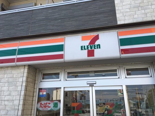 コンビニ　セブンイレブン（コンビニ）まで679m