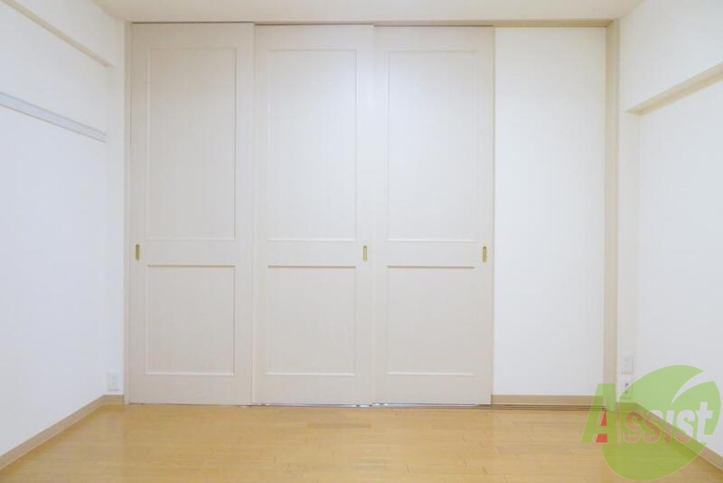 居室・リビング　６帖の洋室になります。こちらはリビングにいかがでしょうか。
