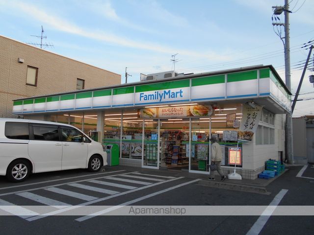コンビニ　ファミリーマート（コンビニ）まで796m