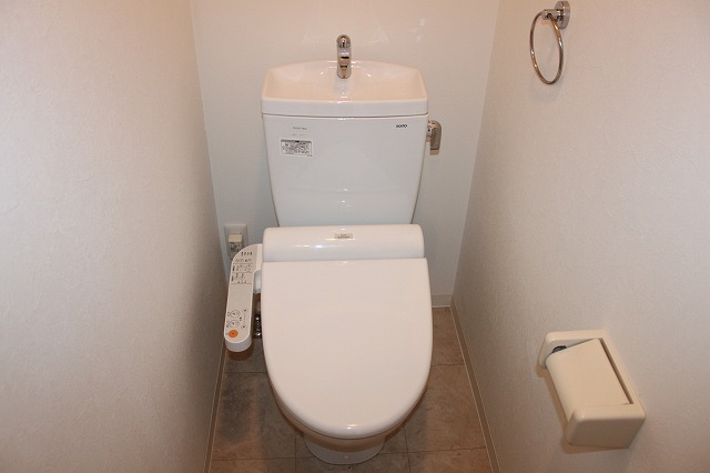 ＪＲおおさか東線 新加美駅 徒歩2分 3階建 築13年のトイレ写真