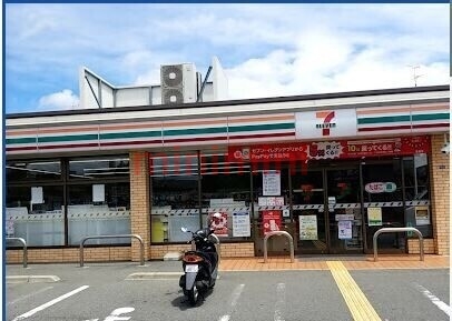 コンビニ　セブンイレブン茨木中穂積2丁目店（コンビニ）まで11m