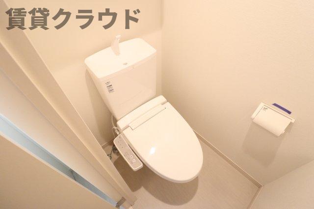 トイレ　落ち着いた色調のトイレです