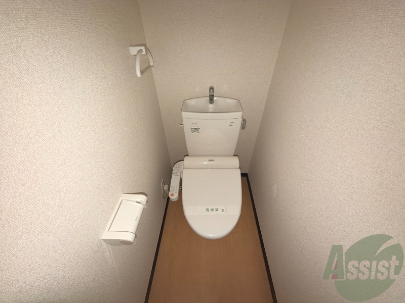 トイレ　トイレは温水洗浄便座です。シンプルな雰囲気になっています。