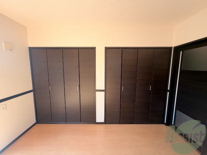 収納　寝室に収納があるためスーツなどを収納するのに便利ですね