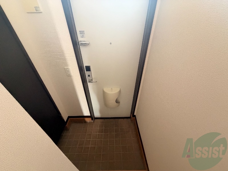 玄関　こちらは玄関のお写真です。広々としていて靴の着脱に便利です
