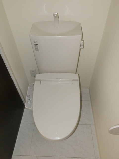 トイレ　シャワートイレ付いてますよ