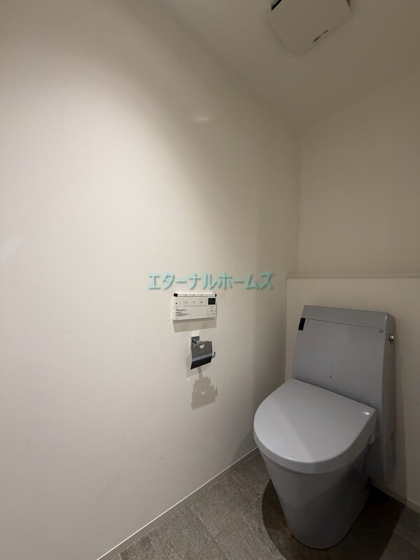 東京メトロ丸ノ内線 四谷三丁目駅 徒歩3分 2階建 築6年のトイレ写真