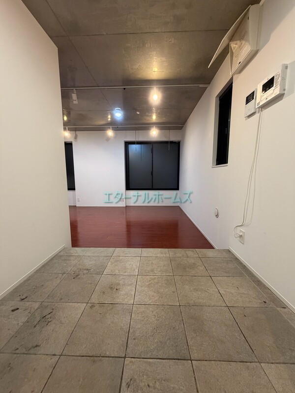 東京メトロ丸ノ内線 四谷三丁目駅 徒歩3分 2階建 築6年の玄関写真