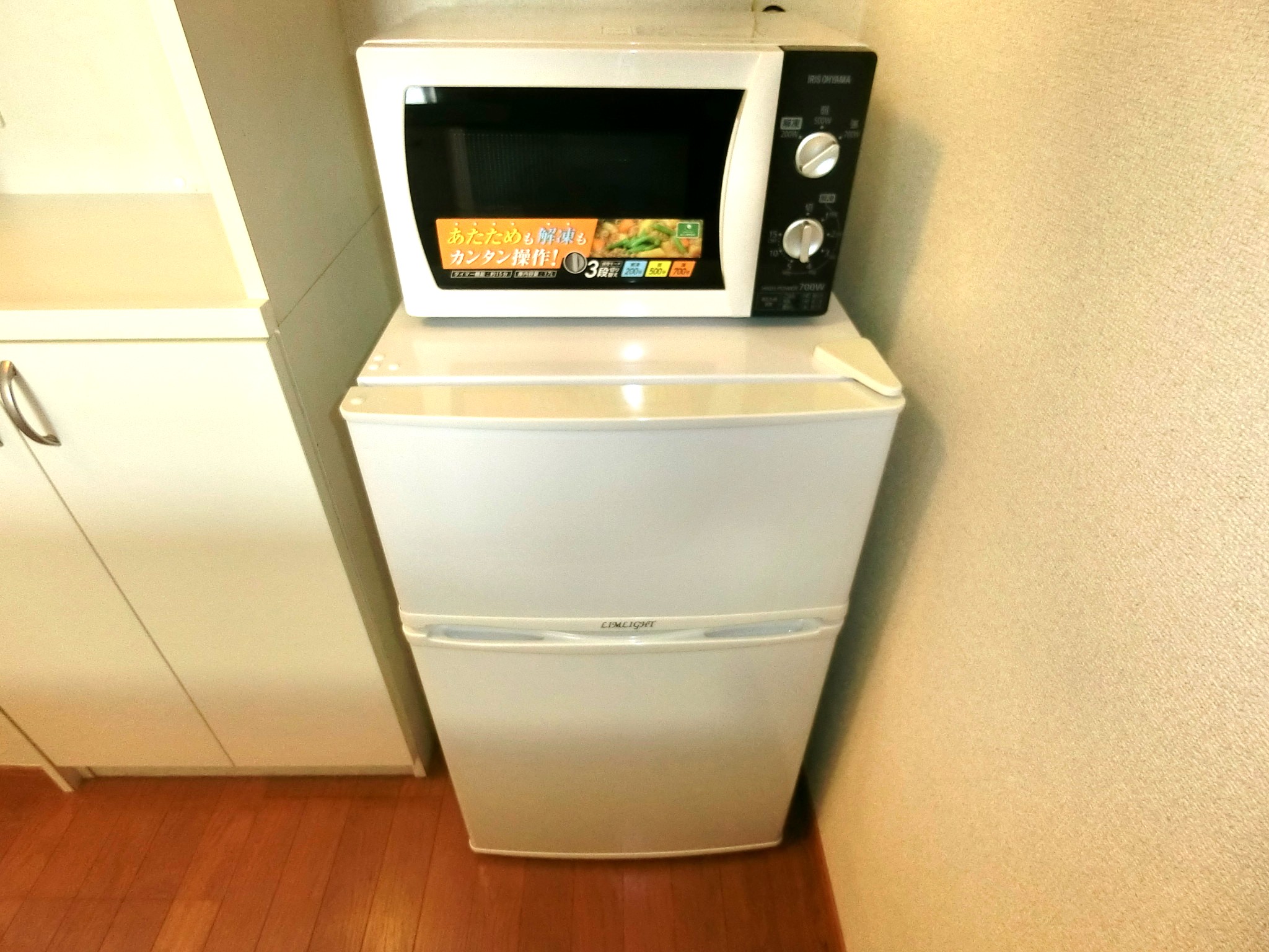 省エネ性能ラベル　キッチンに２ドア冷蔵庫・電子レンジを完備です☆