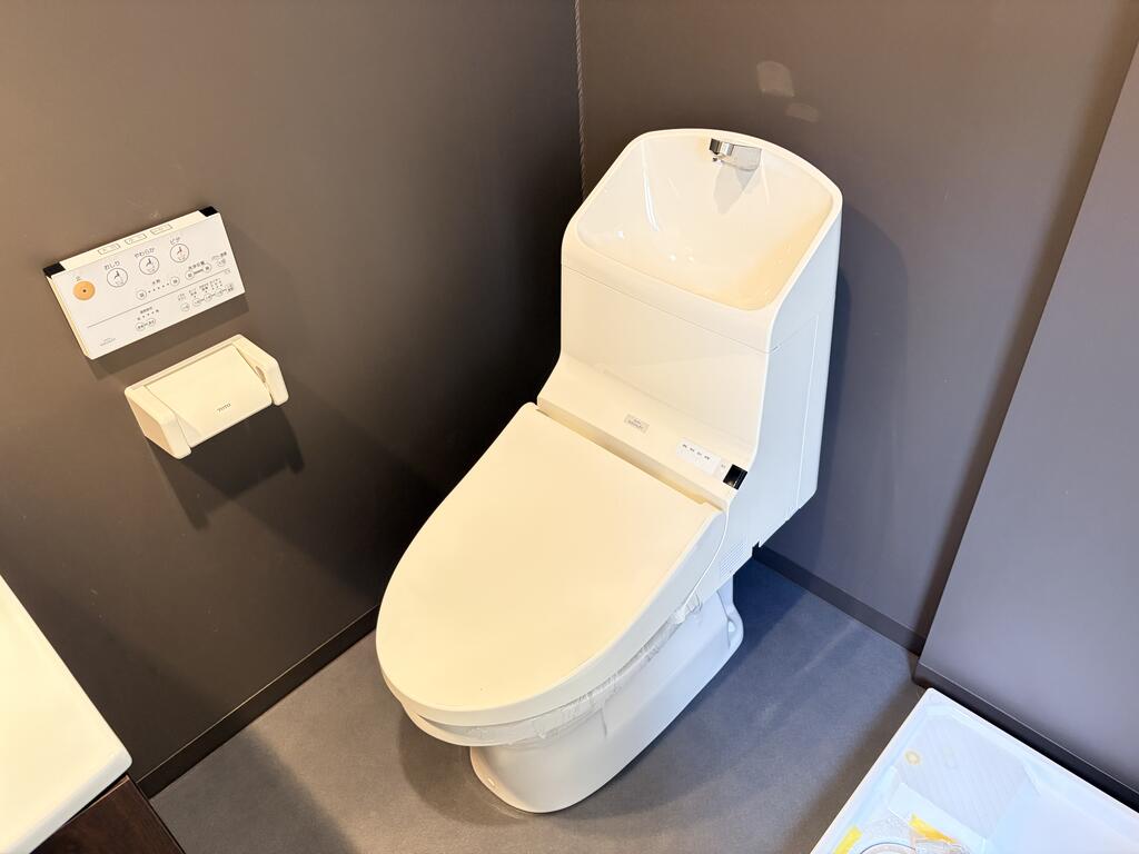 ペールオレンジのトイレ写真