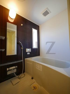 バス・シャワールーム　追炊き機能付きの清潔感のあるバスルームです。