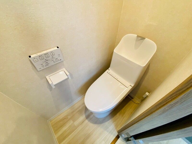 トイレ　落ち着いた色調のトイレです
