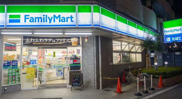 コンビニ　ファミリーマート 天六駅前店（コンビニ）まで2m