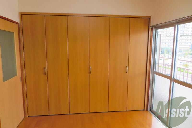 収納　クローゼットは壁一面を使って広い収納です。