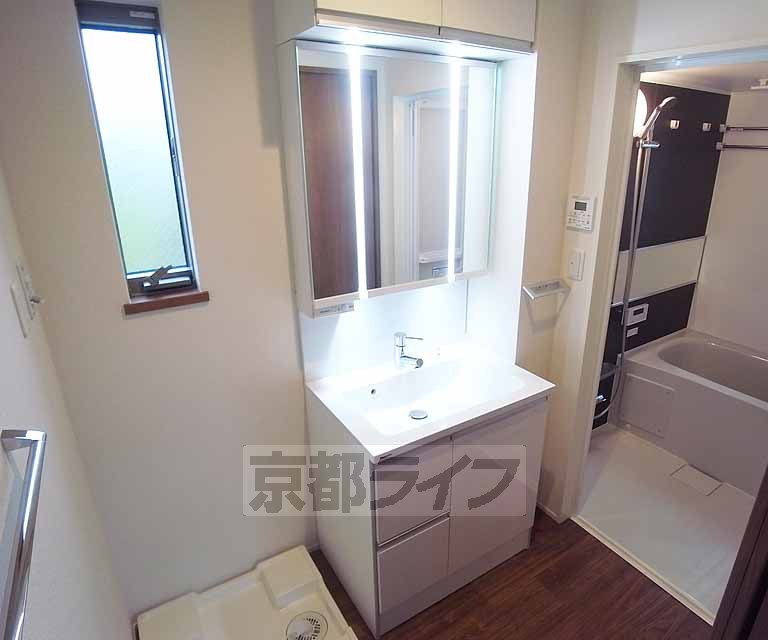 洗面設備　独立洗面台付きです。
