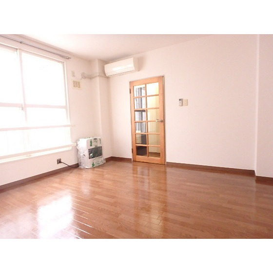 居室・リビング　エアコン、ストーブ付きのお部屋です。