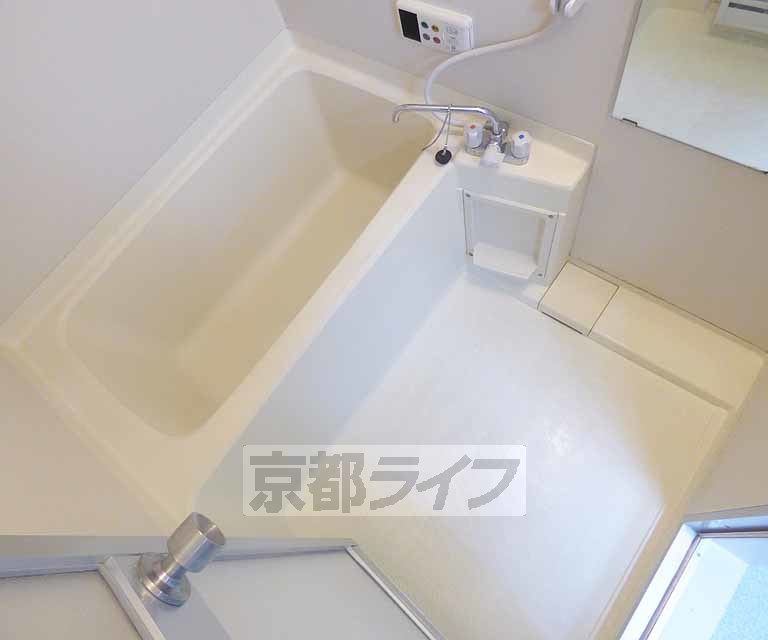 バス・シャワールーム　清潔感のあるお風呂です。