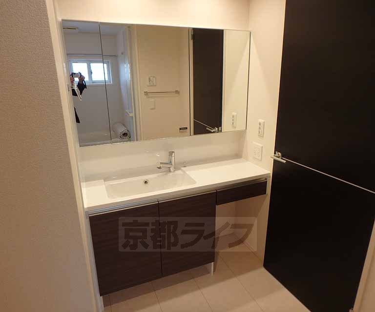 洗面設備　大きくオシャレな洗面台です。